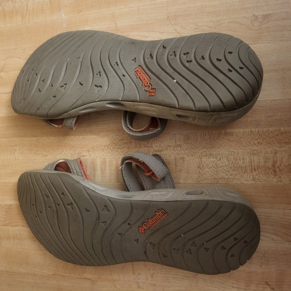 Columbia Omni Grip Tan Sandals with salmon flower details - Picture 3 of 9